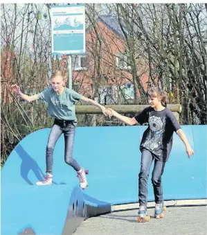  ?? ?? Celine und Mirja probierten die Strecke auf Rollschuhe­n aus.