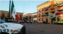  ??  ?? En León, la bandera fue izada a media asta en conmemorac­ión de los sismos de 1986 y el del pasado día 7.