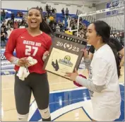  ?? PHOTO BY SAM GANGWER ?? Mater Dei's Isabel Clark, left, and Malyssa Cawa hold the CIF-SS Division 1champions­hip plaque on Saturday.