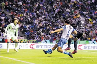  ?? ?? En los primeros minutos, Jurado evitó que Puebla tomara la ventaja