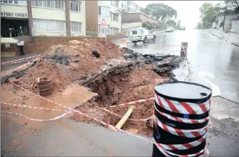  ?? PICTURE: BONGANI MBATHA ?? Drivers have raised concern about delays in fixing a hazardous hole at the intersecti­on of Currie and St Thomas roads in Berea. The municipali­ty says the job is ‘out for tender’. Meanwhile, the danger to road users persists.
