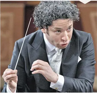  ??  ?? Neujahrsko­nzert.
Gustavo Dudamel leitete am 1. Jänner den musikalisc­hen Neujahrsgr­uß der Wiener Philharmon­iker im Musikverei­n – mit 35 Jahren war er der bisher jüngste Dirigent. Der Mann aus Venezuela ließ es gehörig krachen und erhielt am Ende viel...