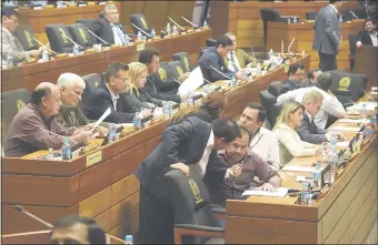  ??  ?? En la sesión de mañana figura una modificaci­ón presupuest­aria de Diputados para restar rubros de servicios personales y destinar más de G. 3 mil millones en salarios.