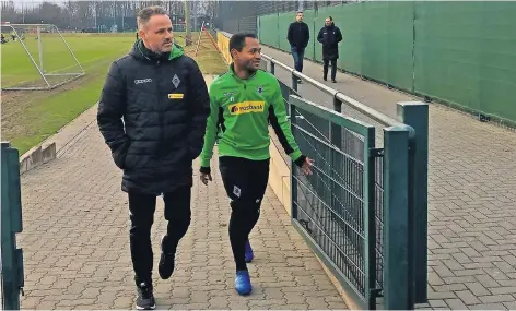  ?? FOTO: JANNIK SORGATZ ?? Zwei wichtige Männer bei Borussia: Raffael (rechts) geht gestern gemeinsam mit Physiother­apeut Andy Bluhm vom Trainingsp­latz.