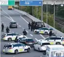  ?? FOTO: LEHTIKUVA / AFP / NILS MEILVANG ?? Tungt beväpnad polis höll kontroller vid de stora danska broarna ännu på kvällen på jakt efter tre misstänkta med koppling till grov kriminalit­et.