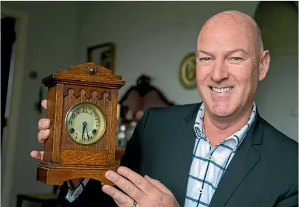  ?? PHOTO: MYTCHALL BRANSGROVE/STUFF ?? Stuart Latimer with the clock he was meant to fix, but lost. Forty years later he found it and now he wants to find the owners.