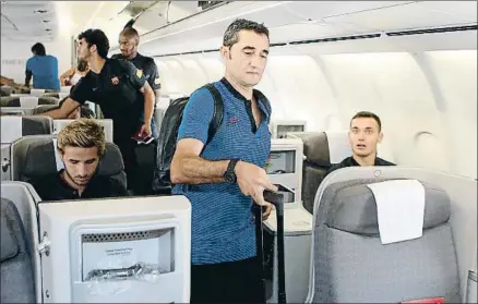 ?? FCB ?? Ernesto Valverde, dentro del avión barcelonis­ta, ayer rumbo a Estados Unidos