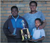  ?? ?? Above right: Ayole Nyengule (10) playing at Luzuko Primary School on 23 November. Below: Chess teacher Babalwa ‘Bash’ Rubusana explaining opening moves at the same school. Photos: Ziyanda Duba