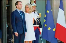  ?? Foto: Kovarik, afp ?? Die Augen in die Zukunft gerichtet, die Première Dame an seiner Seite: Vor den Par lamentswah­len strotzt Emmanuel Macron vor Selbstbewu­sstsein.