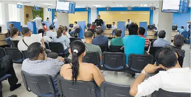  ?? ARCHIVO EL HERALDO ?? Usuarios de la empresa Electricar­ibe esperan ser atendidos en una de las oficinas de la empresa de energía.