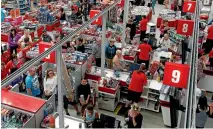  ?? PHOTO: MARTIN DE RUYTER/FAIRFAX NZ ?? Shoppers packed The Warehouse in Nelson on Boxing Day, but trading in the runup to Christmas had been below expectatio­ns.