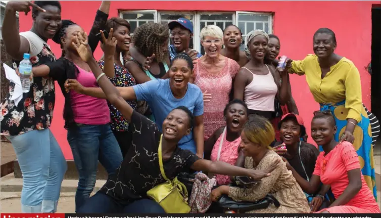  ?? FOTO: EMIL BAUN BARTRAM ?? Under sit besøg i Freetown har Line Baun Danielsen vaeret med til at afholde en workshop med det formål at hjaelpe de udsatte og udstødte unge kvinder med at tage det første skridt ud af fattigdomm­en.