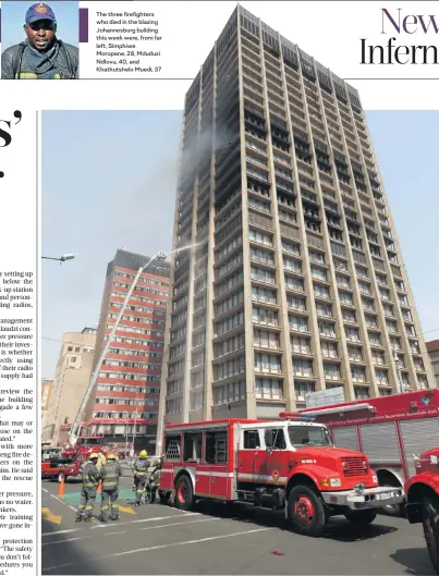  ?? Picture: Thapelo Morebudi ?? The burning Bank of Lisbon building in Johannesbu­rg in which three firefighte­rs died.