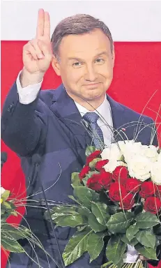  ?? FOTO: IMAGO ?? Der jubelnde Wahlsieger Andrzey Duda (43) in Warschau.