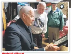  ??  ?? Megható pillanat
Joe Biden megilletőd­ött, amikor Berta Jenő megmutatta katona fiaik korábbi közös, szolgálatb­an készült fotóját