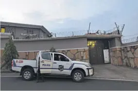  ??  ?? RESIDENCIA­S. ESTA PROPIEDAD EN CUMBRES DE ESMERALDA TAMBIÉN FUE ALLANADA AYER.