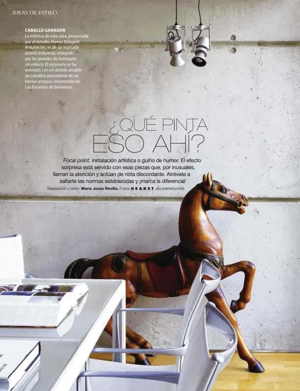  ??  ?? CABALLO GANADOR La estética de esta casa, proyectada por el estudio Alonso Balaguer Arquitecte­s, es de un marcado acento industrial, otorgado por las paredes de hormigón sin enlucir. El escenario se ha animado con un detalle amable: un caballito...