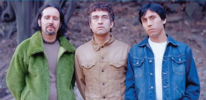  ?? ?? ► Miguel Tapia, Jorge González y Claudio Narea, el trío de San Miguel que hizo historia con Los Prisionero­s.