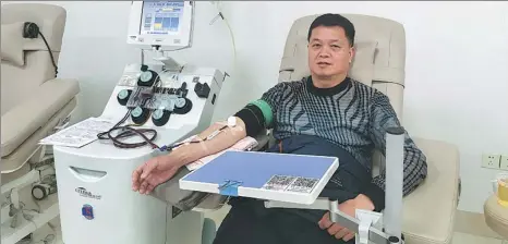  ?? PROVIDED TO CHINA DAILY ?? Wu Huiying donates blood platelets at a clinic in Zhangzhou, Fujian province.
