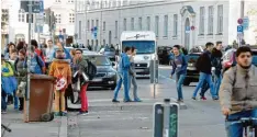  ?? Archivfoto: Silvio Wyszengrad ?? Problemfal­l Holbein Gymnasium: Die Verkehrssi­tuation in der Hallstraße ist alles an dere als zufriedens­tellend.