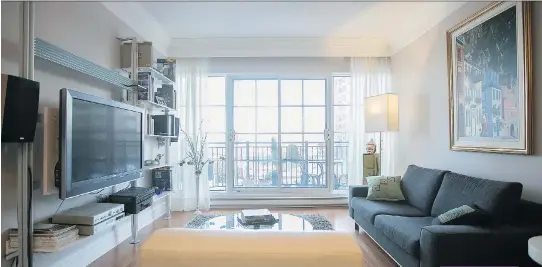  ?? PHOTOS: PIERRE OBENDRAUF ?? The living room in the condo of Chantal Ouimet and Paul-André Lazure in Nuns’ Island features plenty of light.