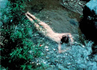  ??  ?? « Creek ». 1974. Film super-8. (The estate of Ana Mendieta Collection LLC. Court. galerie Lelong &amp; Co)