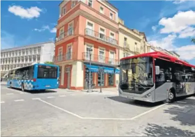  ?? MANUEL ARANDA ?? Los autobuses urbanos, circulando entre la calle Corredera y la plaza Esteve.