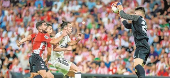  ?? EFE ?? Unai Simón se hace con la pelota ante la presión del madridista Gareth Bale