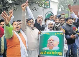  ?? AP DUBE/HT PHOTO ?? RJD supporters shout slogans in support of Lalu Prasad at former chief minister Rabri Devi's residence in Patna on Saturday.
