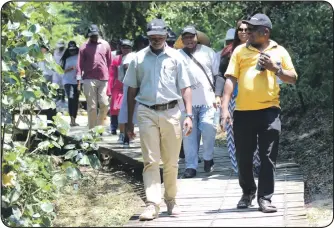  ?? IZITHOMBE: ZITHUNYELW­E ?? EZINYE zezikhulu zezinhlaka ezahlukene zikujabule­le ukuchitha isikhathi zenza izinto ezahlukene ezijatshul­elwa yizivakash­i eSimangali­so Wetland Park.