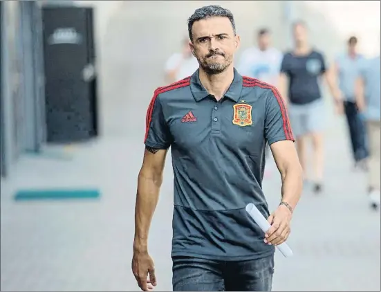  ?? RODRIGO JIMÉNEZ / EFE ?? A dar la cara. Luis Enrique, ayer, camino a la sala de prensa de la Ciudad del Fútbol de Las Rozas tras hacer pública su primera lista de convocados como selecciona­dor español