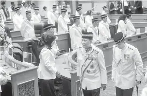  ?? — Gambar Bernama ?? PERASMIAN: Tunku Sallehuddi­n (dua, kanan) diiring keluar selepas selesai majlis perasmian Persidanga­n Dewan Undangan Negeri (DUN) Kedah, Mesyuarat Pertama Penggal Kelima yang ke-13 di Wisma Darul Aman, semalam.