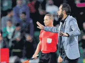  ?? FOTO: EFE ?? Pablo Machín vivió con gran intensidad desde la banda el partido en el Villamarín