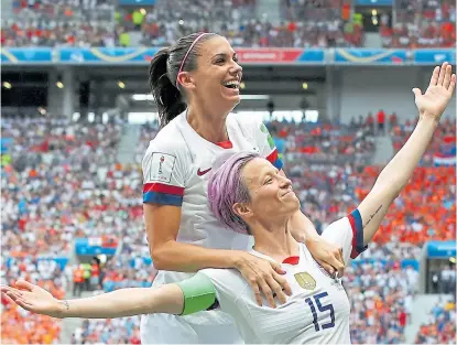  ?? D. balibouse / reuters ?? morgan se trepa a Rapinoe en el festejo; dos figuras que trasciende­n el campo de juego