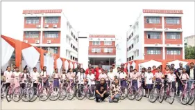  ??  ?? Riders distribute cycles at a girls’ school in Lucknow.
