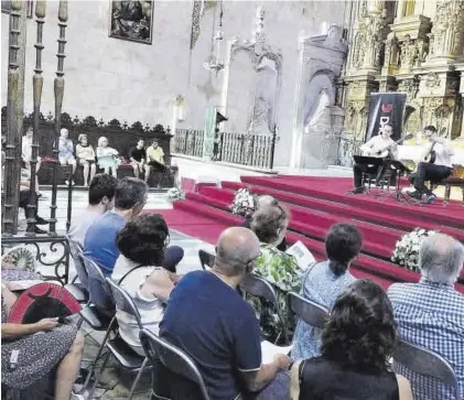  ?? EL PERIÓDICO ?? Un guitarrist­a, durante uno de los conciertos impartidos en la pasada edición en la Catedral de Coria.