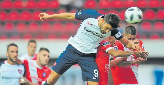  ?? MARCELO CARROLL ?? Infalible. Nicolás Blandi abre el marcador con un certero cabezazo. San Lorenzo mostró su esquema habitual, pero no convenció.