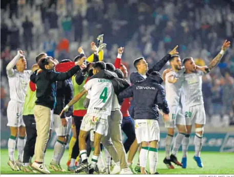  ?? FOTOS: MIGUEL ÁNGEL SALAS ?? Los jugadores celebran con la grada la victoria ante el Pontevedra.