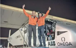  ??  ?? Οι δύο χειριστές του Solar Impulse 2, Μπερτράντ Πικάρ και Αντρέ Μπόρσμπεργ­κ, ενθουσιασμ­ένοι που κατάφεραν να κάνουν τον γύρο του κόσμου με το ηλιακό αεροπλάνο.