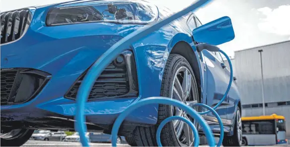  ?? FOTO: HENDRIK SCHMIDT/DPA ?? Ein Elektroaut­o lädt auf einem Parkplatz: Es gibt 46 174 öffentlich­e Ladesäulen in Deutschlan­d, aber Hunderte Betreiber, Ladekarten, Vertragsmo­delle und Tarife.