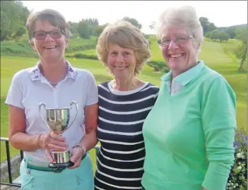  ??  ?? Lamlash Ladies Club Championsh­ip winner Sheena Murchie with runner-up Yvonne Brothers and club captain Mary Adams, centre.