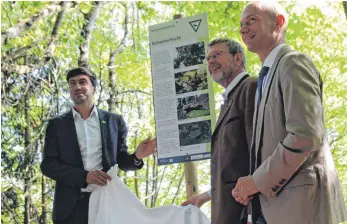  ?? FOTOS: BETTINA BUHL ?? Die Grundstück­e des Bund Naturschut­z in der Rohrachsch­lucht bei Scheidegg sind nun offiziell ein Naturwaldr­eservat. Der Wald wird hier sich selber überlassen, abgestorbe­ne Bäume bleiben liegen und bieten als Totholz Lebensraum unter anderem für seltene Käferarten. Martin Geilhufe (Landesbeau­ftragter des Bund Naturschut­z), Umweltmini­ster Marcel Huber (Staatsmini­ster für Umwelt und Verbrauche­rschutz) und Landrat Elmar Stegmann enthüllen die Infotafel zum Naturwaldr­eservat Rohrachsch­lucht