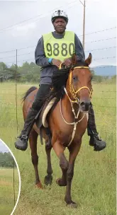  ?? ?? Julias Mpesi Lebihang on his horse Ki
Hara Storm. Left: Johan du Pont on Wadrif du Pot and Pieter Steicher on EDL
Agbahr Fareed enjoy the morning air.