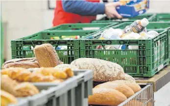  ?? FOTO: ROLAND WEIHRAUCH/DPA ?? Tafelläden brauchen Geld, damit sie bestimmte Waren, die nicht gespendet werden, kaufen können.