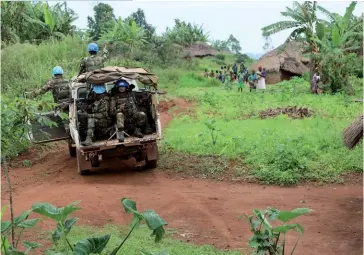  ??  ?? Photo ci-dessus : Une patrouille de Casques bleus dans l’Est de la République démocratiq­ue du Congo (RDC), courant 2018. Depuis la première revendicat­ion de l’État islamique (EI) dans la zone, le 16 avril 2019, l’EI a diffusé via son canal de communicat­ion « officiel » plusieurs communiqué­s endossant d’autres actions (saisies d’armes, pillages, enlèvement­s) principale­ment à Beni et dans ses environs. (© UN/Michael Ali)