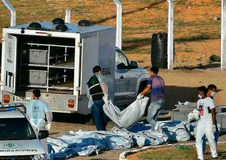  ?? Andressa Anholete/AFP ?? Corpos sendo removidos neste domingo (15) da penitenciá­ria de Alcaçuz, no RN, onde uma rebelião deixou 26 mortos