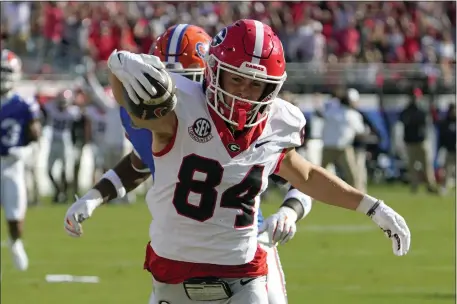  ?? JOHN RAOUX — THE ASSOCIATED PRESS ?? Georgia wide receiver Ladd McConkey (84) crosses the goal line in front of Florida linebacker Scooby Williams to score a touchdown on a 41-yard pass play during the first half of an NCAA college football game, Saturday, Oct. 28, 2023, in Jacksonvil­le, Fla.