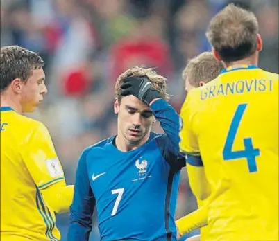  ?? CHRISTOPHE ENA / AP ?? Antoine Griezmann se retiró lesionado en el minuto 88 en el Francia-Suecia el pasado viernes