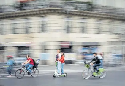  ?? AFP ?? Alternativ­a. Ante la falta de colectivos y trenes, muchos parisinos optaron por bicicletas y monopatine­s.