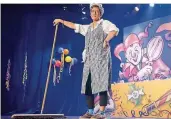  ?? FOTO: OLIVER DIETZE/DPA ?? Putzfrau Gretel räumt auf: Alljährlic­h steht Annegret Kramp-Karrenbaue­r bei Karnevalsv­eranstaltu­ngen auch auf der Bühne.